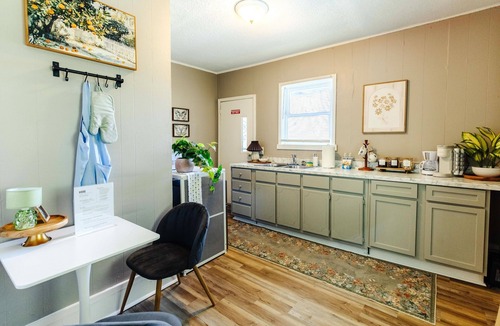 Crosstown House | Centrally Located King Bed Midtown Crosstown 1434