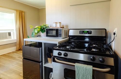 Crosstown House | Centrally Located King Bed Midtown Crosstown 1434