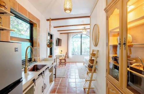 Coral Way Cottage | Charming 1 bed Apartment in lovely Miami with AC, TROPICAL FOOD FOREST GARDEN