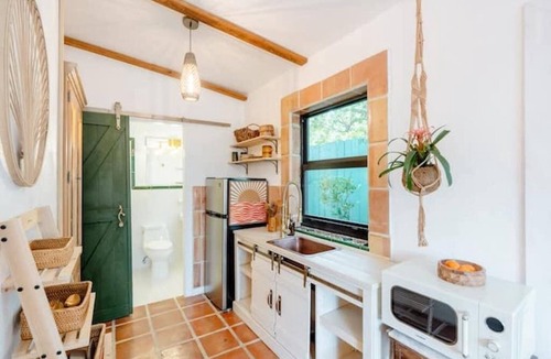 Coral Way Cottage | Charming 1 bed Apartment in lovely Miami with AC, TROPICAL FOOD FOREST GARDEN