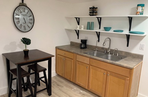 East Hill Apartment | Charming 1-bedroom apartment with AC, WiFi in wonderful Down Town Pensacola