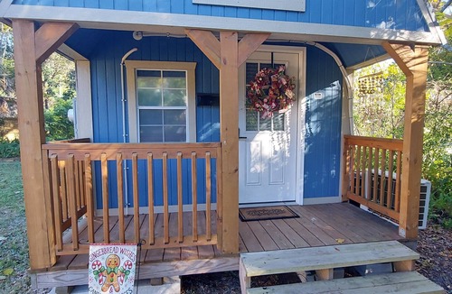 Arlington Cottage | Charming 1-bedroom queen bed cottage in tranquil Jacksonville with AC