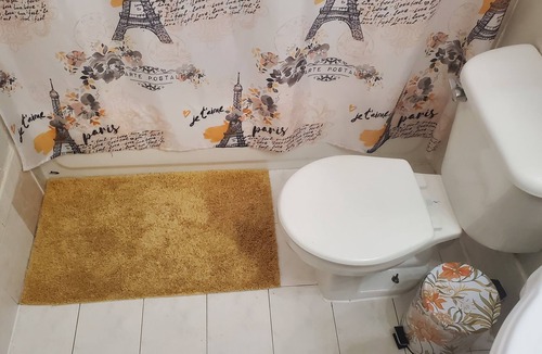 Tamiami Bed & Breakfast | Charming 2-bedroom bed & breakfast in fabulous Miami with AC.