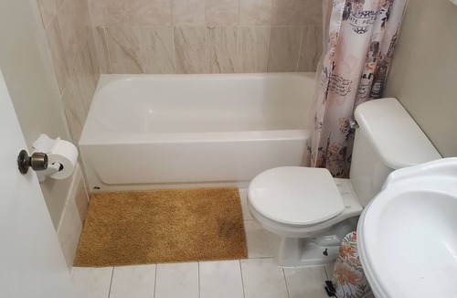 Tamiami Bed & Breakfast | Charming 2-bedroom bed & breakfast in fabulous Miami with AC.