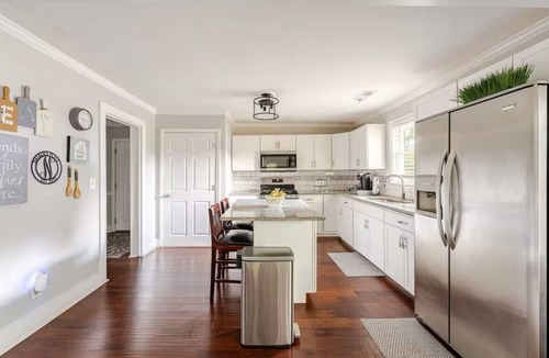 Talladega House | Charming 2-Bedroom Bungalow in Talladega w/WiFi, Huge Outdoor Space & Fire pit