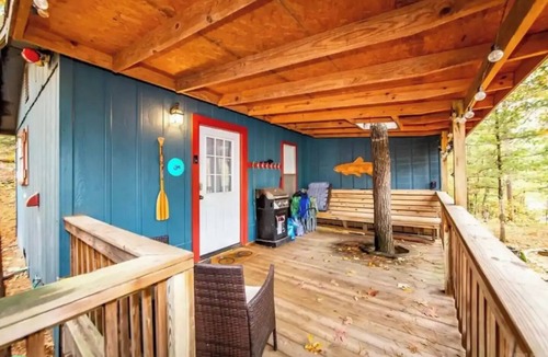 Quitman Cabin | Charming 2-bedroom cabin less than 1 mile from Greers Ferry Lake boat launch