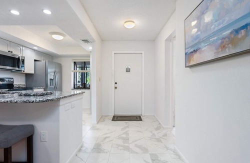 Venice Condo | Charming 2-bedroom condo with AC, WiFi, in Venice, 2 miles from Venice Island.