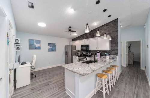 Belvedere House | Charming 2-bedroom house with AC, WiFi located in The Villages near Lake Sumter