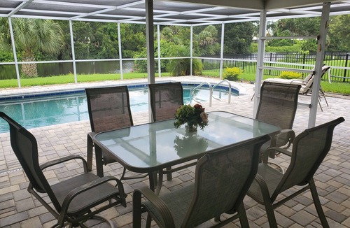 Laurel House | Charming 2-beds house on the lake. Pool and large patio. Close to the beaches.