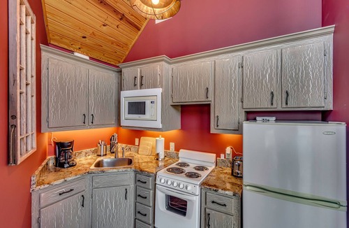 Pelahatchie Cabin | Charming 2BR Lakefront Cabin, fishing pier, boats, & kayaks, wonderful views