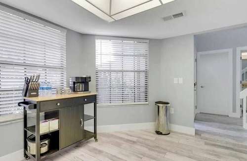 Pine Ridge House | Charming 3 Bd, 1 min Mercato, 2 miles from the sunny Vanderbilt Beach in Naples.