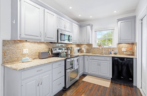 Parrot Cove House | Charming 3-bedroom house with WiFi, AC in welcoming Lake Worth Beach