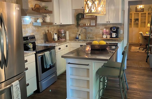 Boaz House | Charming 3-bedroom corner cottage in Boaz, with plenty of indoor/outdoor space.