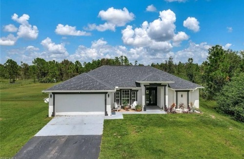 Rural Estates House | Charming 3-Bedroom + Den Sanctuary in Naples: 1 Acre of Tranquility AC & WiFi!