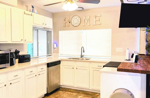 Beacon Woods East House | Charming 4 bed 3 bath single family home in Hudson FL. A/C,Pool & Backyard,WI-FI