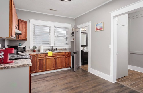 Florence House | Charming 4-bedroom 3bath house in terrific Florence with WiFi, AC