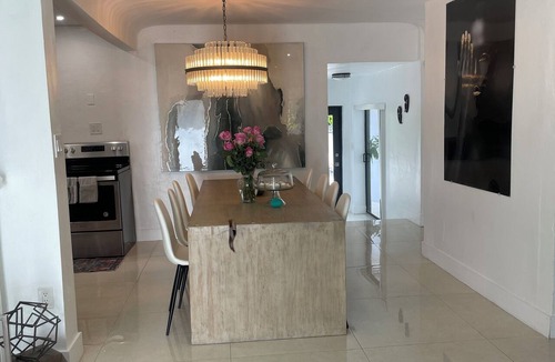 Buena Vista House | Charming 4 Bedroom Pool House - Miami Design District - 10 mins to Miami Beach.