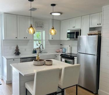 Central Naples House | Charming Beach Cottage with Hot Tub only 1 Mile to Gulf!
