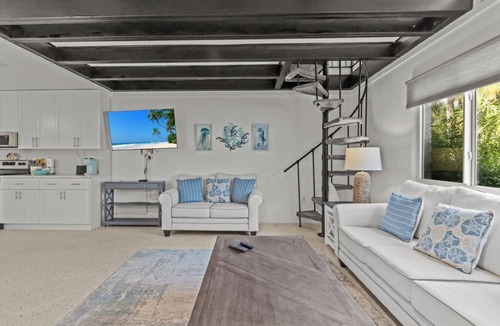 Sanibel Cottage | Charming Coastal Retreat at Sanibel Shores-Walk to the Beach PET FRIENDLY
