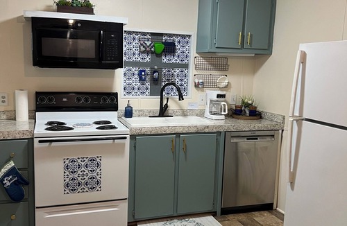 Gulfport Cottage | Charming Cottage in Gulfport overlooking 2 beautiful ponds WIFI Pet Friendly