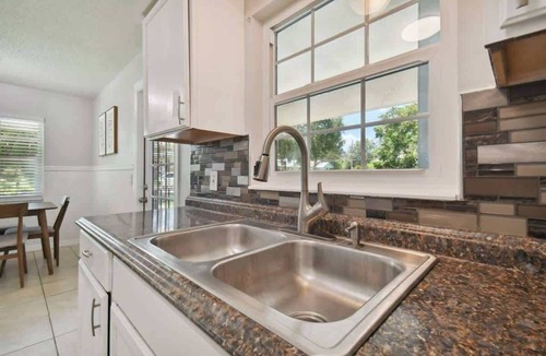 Dade City House | Charming Dade City Home with Fire Pit & Garden