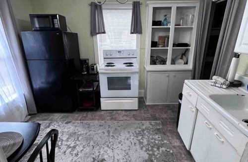 Dixieland Cottage | Charming Dixieland Cottage Walk to Downtown Lakes and Dining