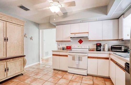 River District House | Charming dog-friendly home with enclosed yard, full kitchen & washer-dryer