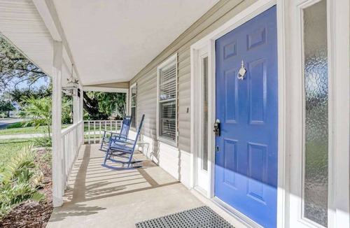 River District House | Charming dog-friendly home with enclosed yard, full kitchen & washer-dryer