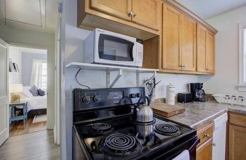 Midtown Apartment | Charming Flat | Walk to Overton | Free Parking