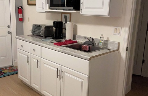 Sun 'N Lake House | Charming Garden Retreat ~ 2 Sleeping Areas ~ Private Entrance ~ AC and Wi-Fi