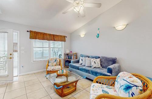 Riviera Beach House | Charming home near beaches with a washer&dryer AC & outdoor entertaining