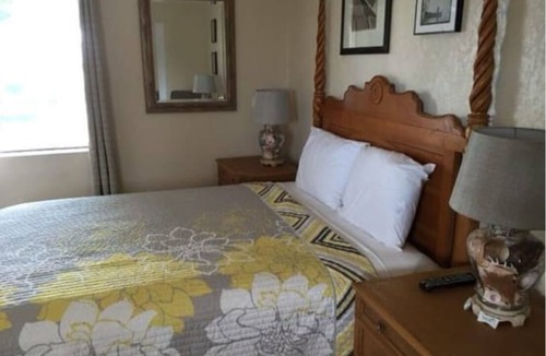Titusville Hotel | Charming hotel suite with AC and WiFi in delightful Titusville