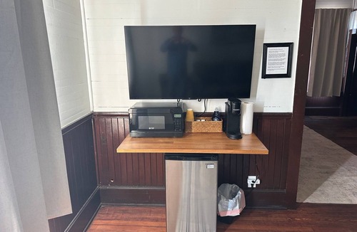 Historic Downtown Apalachicola Apartment | Charming pet-friendly suite in the heart of historic downtown Apalachicola
