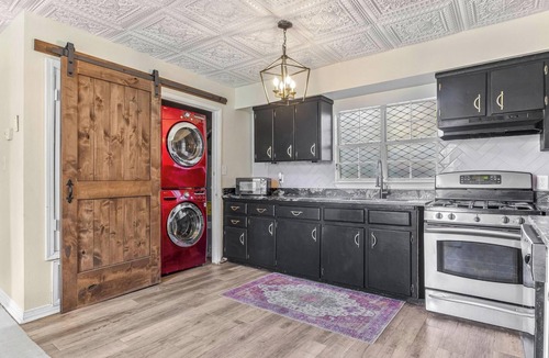 Southeast Pensacola Cottage | Charming pink 2-bedroom cottage in gorgeous Pensacola with AC