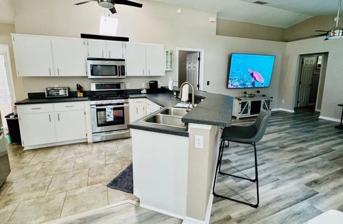 Pine Castle House | Charming pool house with 3-bedrooms with WiFi, AC in delightful Orlando location