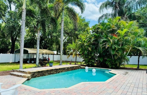 Pine Castle House | Charming pool house with 3-bedrooms with WiFi, AC in delightful Orlando location