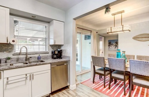 South Pinellas Community Council House | Charming private bungalow w/hot tub near beaches 3BR