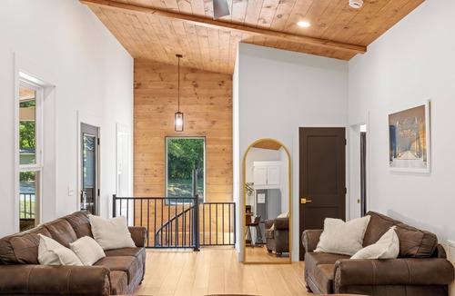 Flintstone House | Charming retreat minutes from Chattanooga & Lookout Mountain. Sleeps 7!