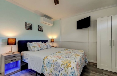 Sunset Reef Hotel | Charming Studio- Walk to the Beach-Renovated-GREAT LOCATION-Carousel #4