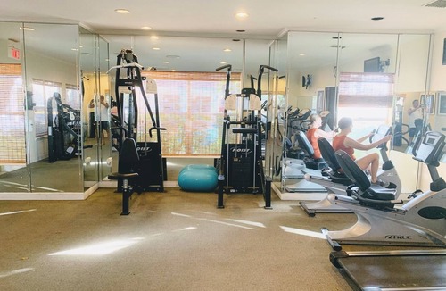 Villas Condo | Charming sun filled 2 bed 2 bath condo near restaurants and shopping