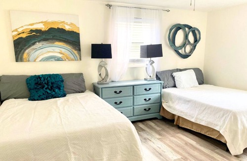 Tahitian Homes House | Charming Sunshine Retreat - Minutes to Tarpon Springs and beaches!