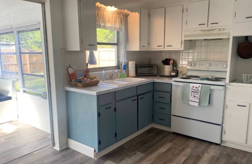 Tahitian Homes House | Charming Sunshine Retreat - Minutes to Tarpon Springs and beaches!