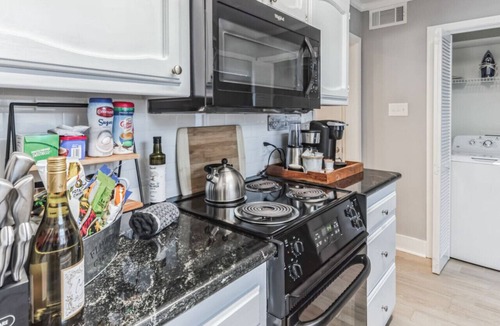 Inniswold Apartment | Charming two ensuites near hospitals & shops. Jefferson Hwy Bluebonnet