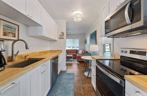 Independence Square House | Charming WATERFRONT 2-bedroom house close to all Indian Rocks Beach has to offer