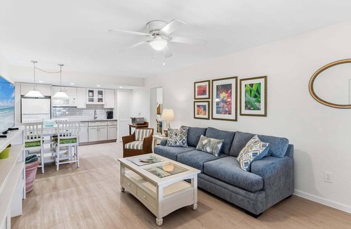 Belleair Beach Condo | 🐚Chateau 1E - Belleair Beach 1 Bedroom condo on the beach!