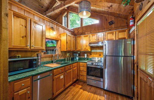 Sevierville Cabin | Check out our last minute deals! Mountain Views! Hot tub!