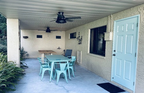 Tarpon Springs House | Cheerful 3 Bedroom Home- 5 minutes from 2 beaches!