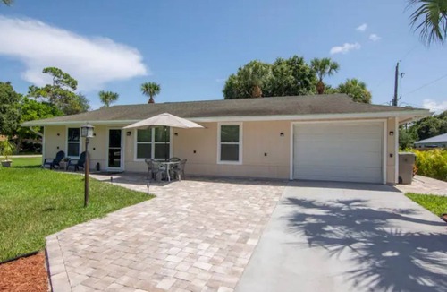 Florida Ridge House | Cheerful 3-Bedroom Vacation Home with Free Parking