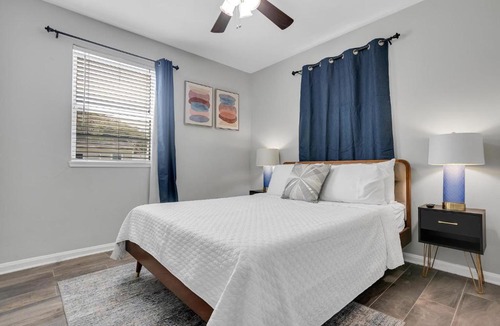 Jacksonville Beach House | Cheerful 5 Bedroom home 8 Blocks from Beach Close to Mayo