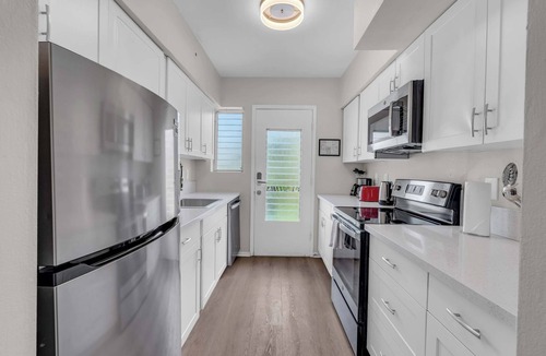 Bay Harbor Islands Apartment | Chic 2BR in Bay Harbor Islands near beach, shopping, and dining